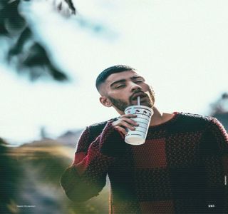 — Ochii şi-i menţine închişi chiar dacă nu se mai punea problema aceleiaşi arii vizuale,; dar, chiar şi aşa, vocea sa răsună din nou: „Scuze, chiar n-am vrut. Am crezut că eşti afară şi.. rahat, scuze.” Repetă din nou acelaşi cuvânt utilizat deja de 3 ori în ultimele secunde
