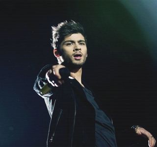 — Dacă s-ar fi aflat într-o contradicţie cu orice persoană de pe planetă care i-ar fi repetat de; sute de ori că a privi un perete e ceva prostesc, niciodată ceva interesant, ar fi reuşit prin cele mai minuscule motive să o contrazică, căci în acele clipe şi cea mai mică linie existentă pe
