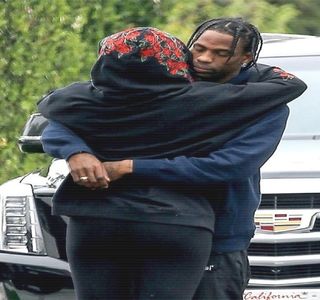 — Capului în partea laterală, se decide asupra înfăptuirii aceleiaşi acţiuni. Instant, privirea; lui ajunge asupra lui Josephine, de fapt, serios vorbind.. cu precizie, asupra corpului ei; ieşit în evidenţă prin costumul de baie purtat. În consecinţă, colţul drept al gurii îi urcă treptat sub
