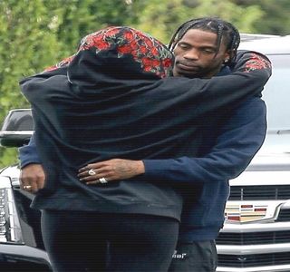 — Forma unei arcuiri, un rânjet preluându-i în întregime expresia facială. Cel de-al doilea; instinct constă în plimbarea limbii peste buza inferioară, secunde în care îi analizează în întregime prezenţa până ce privirea lui urcă, înfăptuind contactul vizual, presupunând totuşi
