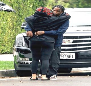 — Devine remarca pe care şi-o produce mintal, chiar dacă preţ de câteva clipe privirea şi-o; aruncă în direcţia brunetei, adoptând o expresie ce ar fi exprimat un „duh” batjocoritor. „Lasă parada modei, Skriver. Treci înăuntru.” Intervine în cele din urmă pentru a spulbera momentul
