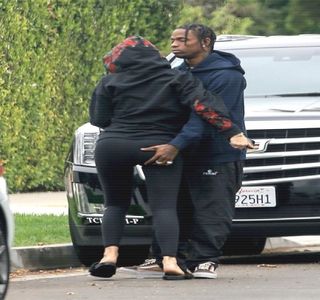 — Îi aruncă acesteia o privire fugitivă, clipă în care corpul parcă i-l soarbe printr-o rapidă; mişcare, înainte de a-şi concentra privirea asupra celorlalte două persoane ce-i serveau drept companie şi, care totodată se aflau în partea opusă lui. Întrebările provenite eventual
