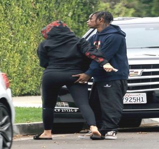 — Acesteia. „Haide, vino-ncoace.” Continuă ulterior, şi, profitând de atitudinea pe care o; emana mereu în preajma amicilor săi, Josephine incluzându-se printre aceştia, îşi depărtează un braţ ce anterior se regăsea alungit pe marginea cu pricina, întinzându-şi-l deci în
