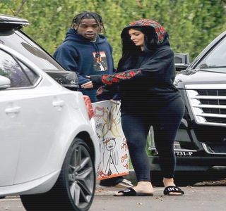 — Îi oferă întreaga atenţie lui Josephine. „Vezi că ai ceva aici.” Intenţionat îşi direcţionează; un deget spre pieptul ei, ca, atunci când aceasta se conformează şi încearcă să privească în acea direcţie, palma lui produce un contact brusc cu apa, stropind-o instant.
