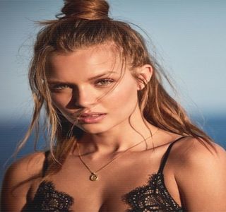 —  Neîntârziat. „Eşti ratat?! nu mă mai uda.” în urma celor rostite, îl stropeşte la rândul ei; cu apă în direcţia chipului, sfârşind ca palmele să şi le proptească brusc în umerii săi, astfel că printr-un avânt în care îşi sprijină toată greutatea corpului, să îl bage cu capul la fundul apei.
