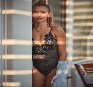 — Desigur, gestul ei nu durează decât o secundă, două maxim, căci la fel de rapid brunetul; răzbeşte „forţei” braţelor ei, ridicându-se deci şi ieşind la suprafaţă.
