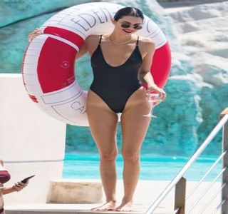 —  Asistă amuzată la „circul” creat de cei doi, în timp ce unul dintre braţe şi-l trece în jurul; gâtului iubitului său, astfel încât să-i ofere un sprijin mai bun. Treptat, buzele îi sunt acaparate de un zâmbet discret, urmărind amuzată scena de sub proprii ochi, cea în care personajele
