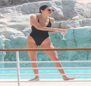 —  Constată cu voce tare, întrerupând aşa-zisa lor „dispută”, realizată, bineînţeles, în joacă.; Totodată, tonalitatea adoptată fusese una veselă, astfel încât aceştia să poată deduce nota amuzată în care rostise  constatarea sa precedentă.
