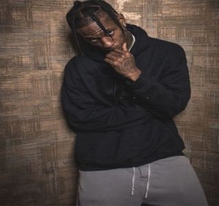 — Reuşeşte a se amuza pe seama acesteia din start, încă de când şatena reacţionează; vocal ca urmare a micii sale glumiţe. Dar totuşi, amuzamentul său nu persistă din pricina acţiunii înfăptuită de către Josephine, mai precis acea împingere spre interiorul jacuzzi-ului.
