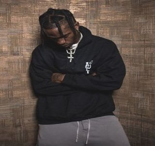 — Bineînţeles, toată tactica ei nu reprezenta un deranj pentru el căci nu se punea problema; unei ape reci care ar fi afectat într-un fel momentul, însă, două secunde mai târziu corpul îi iese la suprafaţă; ca prin instinct având să-şi treacă palmele peste faţă îndepărtându-şi
