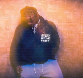 — Interiorul apei, pe lângă linia corpului, atacându-i ochii printr-o privire proprie. Cert este; că i-ar fi întors moneda din nou, şi ar fi continuat prin acelaşi joc până când amândoi probabil s-ar fi plictisit, însă de această dată, subtil, cât să nu poată fi sesizat şi de către compania lor,
