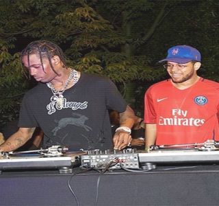 — De alte câteva secunde, până ce se decide asupra privirii brunetei, care li se adresase; anterior. „Şi eu îi spun asta în fiecare zi, nici nu vrea s-audă.” Răspunsul lui constă astfel într-o tachinare adusă din nou la adresa lui Josephine, formând de fapt o glumă cu scopul
