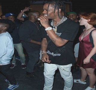 — De a destinde atmosfera, moment în care degetele şi le strânge tot mai tare peste fesa; amicei sale, mult mai intenţionat, ţinând cont de faptul că în acele clipe nici nu o mai privea.
