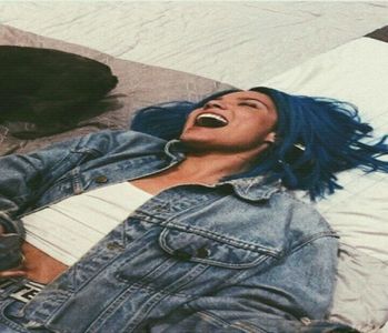 ▌　♥· Îl prind pe Gerald de încheietură, mai mult trăgându-l afară din mașina neagră ce ne -; escortase până aici. „Haideee! O să fie amuzant! De ce trebuie să fii și să pari atât de morocănos perpetuu?”, întreb eu destul de retoric, după care când îmi așez privirea pe imobilul impunător din f
