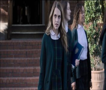 ⤑εɱΘτίΘɴคι☮ωяe¢κ┊# se uita dupa prietena ei christy zambind larg atunci cand; o vede si intinde bratele,desi avea bagajele in ele,pentru aceasta find fericita sa o vada apoi in timp ce asteapta ca aceasta sa vina spre ea incearca sa mute bagajele cand..declan vine sa o ajute si
