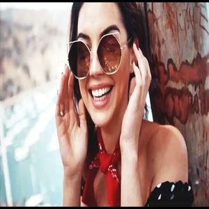 ━ Esamii era pe filmul ei, nu răspunsese sigur dacă avea sau nu să vină la Alicia. Dar uitați-o; acum, descălecând de pe motorul ei. Îmbrăcată specific ei, blugi negri și crop top de aceeași nonculoare, își face prezența în casa amicei ei. Privește prin ochelari în jurul ei și deja se simțea
