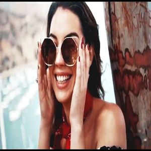 ━ sufocată din cauza aglomerației. Se sustrage printre siluetele din jurul ei și se retrage spre; spre fereastră. Se urcă pe pervaz, uitându-se ciudat la ciudații din fața ei. :)))
