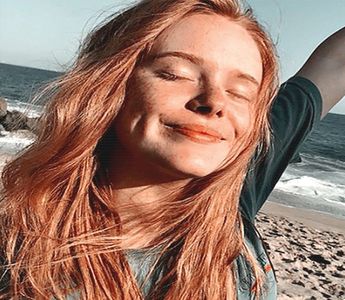 ━ ❞Să-mi bag..❞ Sare repede pentru a își aduna hainele de pe jos, nevrând să îi vadă toți; lenjeria intimă care era așezată deasupra tuturor hainelor :)))
