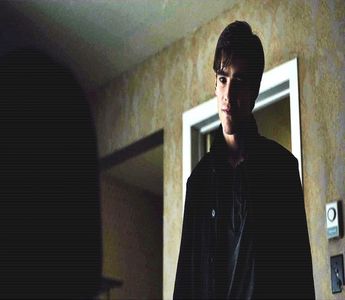 ━ Jakor era ajuns de dimineață, făcându-și somnul de frumusețe până acum. Fiind acum; în capul scărilor și având corpul acoperit doar de o pereche de pantaloni scurți, coboară scările căscând. Vrând să scape de aglomerație fuge la bucătărie ca un laș pentru a își

