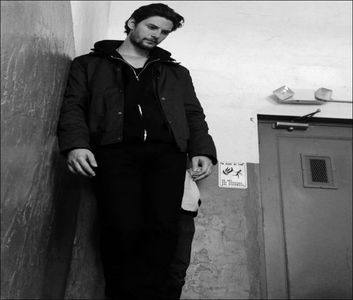 ⤑εɱΘτίΘɴคι☮ωяe¢κ┊alooo,ash..grija la oamenii din jur# spune in timp ce il tine; bine pe mati in bratele lui privindu-l in ochii cateva secunde in timp ce striga dupa prietena lor.isi scutura repede capul amintindu-si unde se aflau si merge cu acesta
