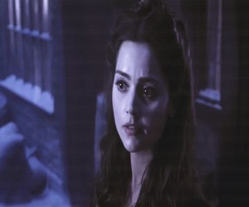 ⛧ℳi̶s̶c̶h̶i̶e̶f̶ ℳa̶n̶a̶g̶e̶d̶  Când apare și Hardin, șatena îi sare și lui în brațe și deși nu îi; adresează nimic verbal, prin acea îmbrățișare își exprimă entuziasmul de a locui împreună cu el și Marie. Îi aruncă o privire urâtă lui Sebastian când îi aude replica. ❝Tot un măgar ai rămas,
