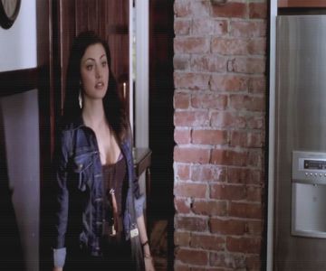 ⛧ℳi̶s̶c̶h̶i̶e̶f̶ ℳa̶n̶a̶g̶e̶d̶  mașinii, care sărise ca un adevărat erou să ajute lumea la cărat; bagaje, ceea ce îi aduce un mic zâmbet ironic pe buzele Fionei. ❝Ce gentleman ești! Aproape că mi s-au înmuiat picioarele.❞ Evident că nu se poate abține să nu comenteze.
