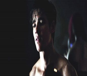 ━ La scurt timp după replica lui încă o fată își face prezența în bucătăria lui. ❞Sa ghicesc.; Ai nevoie de alcool, Lexie?❞ O cunoștea și știa că prezența lui Sebastian îi provoca o mare sete de orice conținea alcool.
