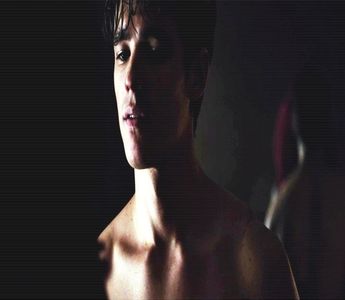 ━ Era așezat pe un scaun, mâncând liniștit un sendviș. Îmi întorc privirea puțin confuz când; cineva îi tulbură liniștea. Surâde când o vede desfăcând sticla de vin și se întoarce la senvișul lui dând din cap amuzat. ❞Ce-au ajuns fetele astea.. Mai bețive decât bărbații.❞
