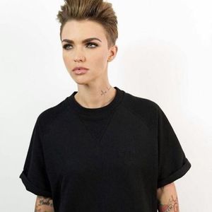 sǝuʅǝʍʞʞᴉɐʅsǝupoɥ؛┇❝Fara weed nu e petrecere pe nicaieri, jakie. Asta sigur am invatat...❞ Surade cu; privirea catre el pana e intrerupta de ceea ce echo spune devenind usor deranjata de modul in care aceasta procedeaza si practic fuge de oameni... respira inclestand maxilarul
