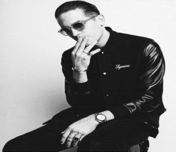 ̷͡︽.　· indexului, după care îmi croiesc drum către ușă, aproape în concomitanță cu tipa roșcată -; pe care o notasem mai devreme. „Ai gusturi la lenjerie intimă, felicitări.”, rânjesc în colțul gurii, dându-i astfel de-nțeles că o văzusem, după care intru și eu-n casă.
