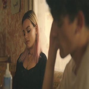 - îmi întorc privirea spre Hardin care ni se alătură și îl privesc tăcută, neștiind dacă i-a; trecut supărarea și de altfel, neștiind cum să reacționez. În urma gestului său, zâmbesc larg, semn că era în toane bune din nou. Îmi înfășor un braț în jurul taliei sale, lipindu-mi corpul de al său
