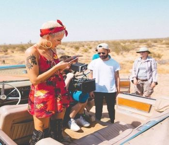 ▌　♥· Din moment ce deja mă aflam în cameră decid să fac un duș, lăsând picurii de apă să-mi -; înlăture orice agitație sau urmă de anxietate pe care aș fi avut-o. După ce-mi usuc părul în mare parte începe să mi se facă foame, așadar după ce arunc niște haine comode pe care le adusesem
