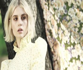 Îl ia strâns în brațe pe Freddie, apoi pe Matias, iar de îndată ce aude planul amândurora, nici; nu stă pe gânduri și încuviințează din cap, ochii sclipindu-i de încântare, căci nu se simțea în largul ei înconjurată de atâta lume căreia nu-i putea face față. „Accept!” Le zâmbește
