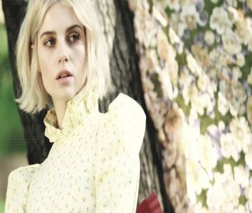 amândurora lărguț, urmând să chicotească atunci când mărsoară cuvintele lui Matias, mijindu-și; ochii la el pentru un moment, suspicioasă. „Pot să-mi port și singură de grijă, tati. Brusc, sunt fericită să am doi tați în casa asta.” Le zâmbește inocent, deși și răspunsul ei era interpretabil.
