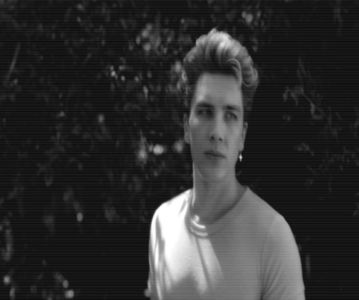 Colțurile buzelor lui se ridică într-un zâmbet blând la adresa gesturilor ei afectuoase, semn; că nervii amândurora se evaporaseră, iar el nu poate să nu profite, astfel, lasă bagajele jos din mâini și-și cuprinde iubita la piept, strângând-o la pieptul său de îndată și nu zăbovește
