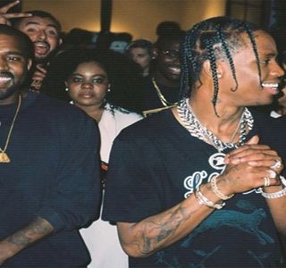 — De a se apropria de vocea-i proprie. „Tacă-ţi gura, Skriver. Nici măcar nu vorbesc aşa.”; Respectivele i se dovedesc singurele cuvinte până ce, ulterior, lunga privire îi este aruncată chiar lui Kendall, menţinându-şi dinadins aceeaşi expresie facială, ca şi cum în orice moment
