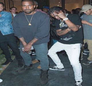 — Ar fi fost gata să bufnească în râs. Totuşi, poziţia pe care şi-o atribuie eventual Josephine; cât şi acea acţiune exercitată la nivelul propriului corp îi cauzează o bruscă încruntare, alăturată fiindu-i sunetul „au” (deşi, să fim serioşi, abia dacă fusese afectat de încercarea ei).
