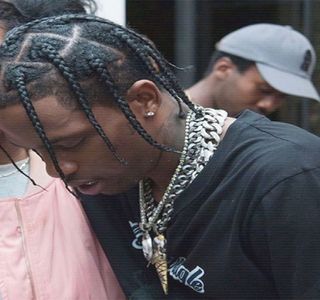 — „Mi-ai băgat ghiarele alea de doi metri în piele.” Îi recunoaşte afectat de cele petrecute,; perioadă în care îi aruncă o altă privire. Ulterior palma cu pricina şi-o retrage şi, fără a ezita, braţele şi le alungeşte din nou de-a lungul lungimii marginii respective pentru a se sprijini astfel
