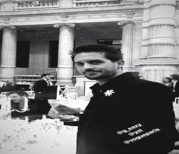 ̷͡︽.　· O simt cum imediat intră și ea-n casă, însă mă-ntorc doar când comentează ceva -; mai subtil. O surprind privindu-mă încruntată de pe micul ei troller, așadar îi imit și eu expresia facială, cu scopul de a o lua la mișto. „Dacă aștepți să plece toți sus, o să aștepți mult și bine..
