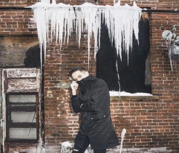 ̷͡︽.　· Plus, de ce te uiți așa la mine? Ți-am făcut un compliment.. adică, puțin mi-ai stricat -; surpriza, voiam s-o văd într-un alt moment.”, îi fac scurt cu ochiul cât să alimentez intenția replicii, dar încep după să râd căci îi văzusem roșeața-n obraji și nu doream să o incomodez.
