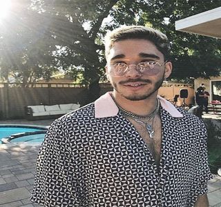 — Având în vedere că vremea de fapt nu contribuia la o desfăşurare întocmai, semn că acea; căldură necesară nu exista, astfel încât, în afară jacuzzi-ului să se regăsească într-un simplu short de baie; ultima perioadă de timp şi-o petrecuse de-a lungul unui şezlong, îmbrăcat într-o
