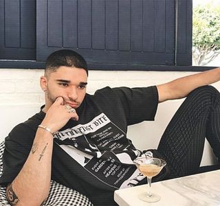 — Pereche de pantaloni de trening şi un hanorac, irosindu-şi timpul pe una dintre aplicaţiile; existente în telefonul lui, mai precis un joc. Astfel, atenţia parcă-i este bruiată în secunda în care numele şi-l aude pronunţat sub forma unei porecle şi a unei atenţionări de către
