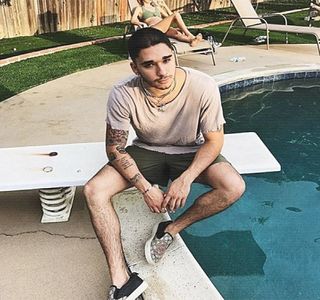 — Fai, un amănunt ce-i cauzează brusca ridicare a privirii, o acţiune ce-l costă în doar câteva; secunde pierderea jocului actual. Concomitent cu respectiva conştientizare, dorinţa amicului său răsună, răspunzându-i momentan printr-o simplă privire urâtă aruncată în direcţia lui.
