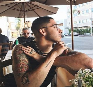 — „Să mă-” Destul de brusc se opreşte din a-şi completa replica, doar pentru a îşi face o voltă; astfel încât să ajungă în picioare. „..pe telefonul tău, frate.” Încheie astfel acea idee, enervat de pe urmele jocului pierdut, pentru el, unul important. În pofida faptului că pe şezlongul
