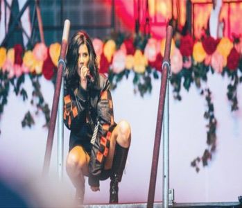 ▌　♥· după care închid ușa frigiderului și deschid congelatorul, ochii sclipindu-mi când dau de -; o pizza. O scot și cum știam ce trebuia făcut, o bag în cuptorul cu microunde, între timp făcându-și apariția o altă figură, de data aceasta feminină. Îi zâmbesc și eu la rându-mi, însă mi se părea oa
