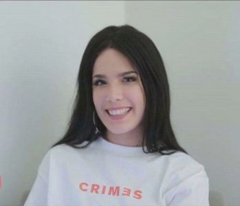 ▌　♥· oarecum.. surescitată, așadar îndrăznesc să destind atmosfera cu o glumă. „Eu nu știu -; care e problema exact, dar rezolvarea sigur se află-n mâna ta.”, îi indic sticla din bărbie.
