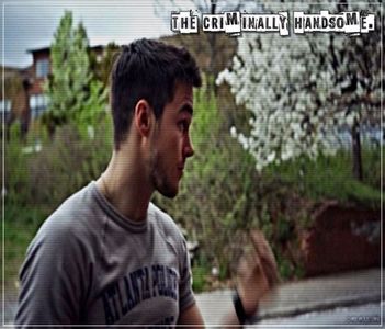 prezenți printr-o înclinare simplă din cap și cum ochește un spațiu liber pe canapea cum; îl ocupă. Se întinde până la masă de unde culege o sticlă de cidru, o desface ajutându-se de chei și soarbe din ea.
