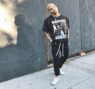 — Alăturat lui se aflau două telefoane, acţionează din instinct şi astfel apasă cu degetul pe; ecranul primului telefon asupra căruia îşi concentrează atenţia, respectivul luminându-se. Sesizează din start o poză cu Kendall, ceea ce îl conduce rapid spre constatarea faptului că
