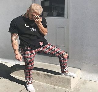 — Respectivul îi revenea amicului său, din moment ce, nu cu mult timp în urmă, la una dintre; petreceri, observase că acesta îşi purta drept fundal o poză cu propria-i iubită. Îl înşfacă în cele din urmă, dar, produce doar 2-3 paşi în direcţia jacuzzi-ului, căci imediat ce îşi anunţă
