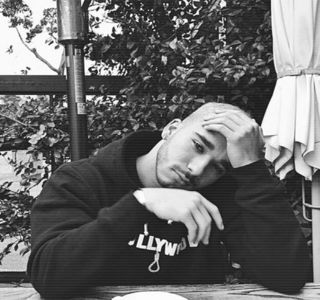 — Apropierea prin replica: „Prinde, bro.” produce în consecinţă o rotaţie a corpului, precum un; jucător de baschet, căreia îi urmează avântul oferit telefonului în aer, aruncându-l aşadar în direcţia lui Fai.
